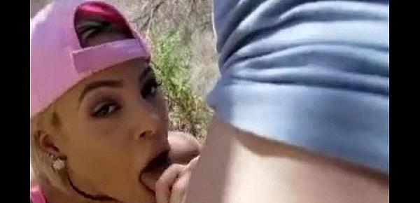  Latina peituda safada